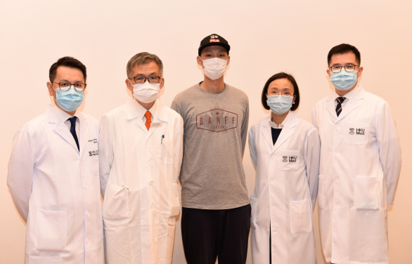港大醫學院首度引入CAR-T細胞治療，成功治癒血癌病人（左起：謝偉財教授、鄺沃林教授、病人劉先生、沈佩妍醫生及陳守仁醫生）。
 